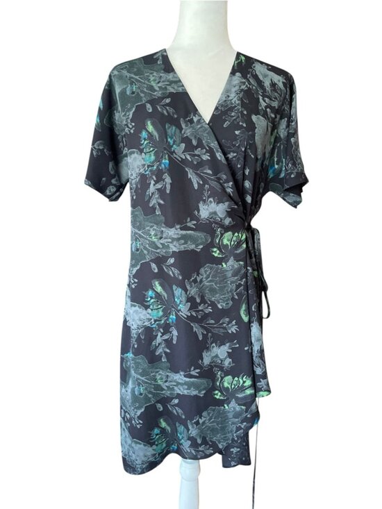 Aritzia Dresses & Skirts - Aritzia Babaton Wallace Wrap Dress SZ M Short Sleeve V-Neck Lined Floral Blue